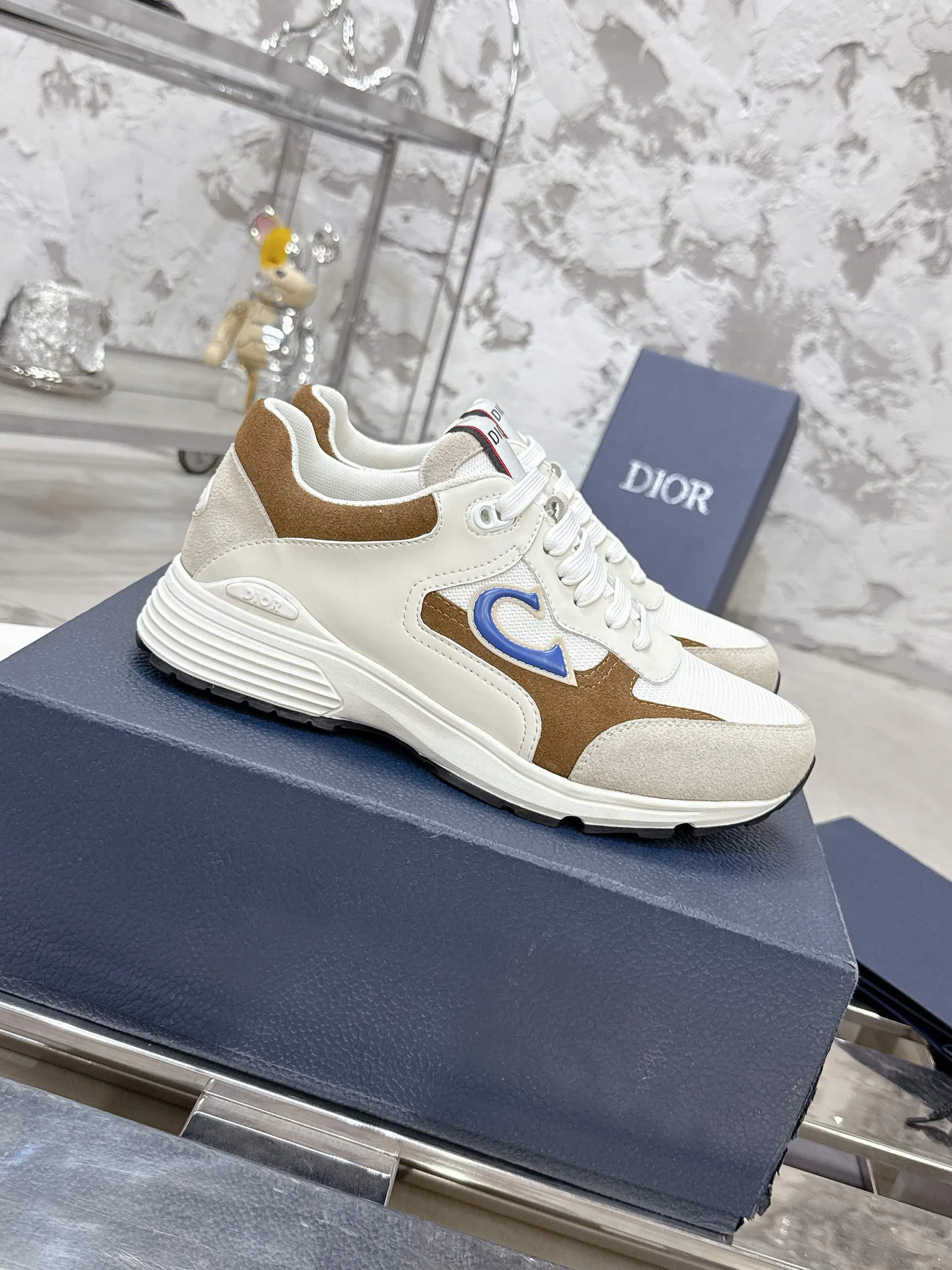 Men's men's shoes💰580💰 Dior Dior's latest color matching B30 series dad sneakers original 17960💰 purchased for development and production Brand new B30 sneakers Dad Shoes style shoes that follow the trend of the retro market The Dior logo on the tongue also indicates that this pair of shoes is the B30 model! B30 uses fine-textured leather and mesh cloth materials to form a shoe body. There are conspicuous letters CD on both sides of the shoe body to indicate identity. Many lines on the shoe body outline details to make the shoes look less monotonous and full of retro flavor. The delivery counter is exquisitely packaged🛍📦 ▪️Fabric: Original customized technical fabric + mesh ▪️Inner lining: Customized breathable lining ▪️Outsole: Original molded IP foam + TPU outsole ▪️Sole thickness: 3.5CM ▪️Size: Men's size 39-46 (Male size 38.45.46 customized)